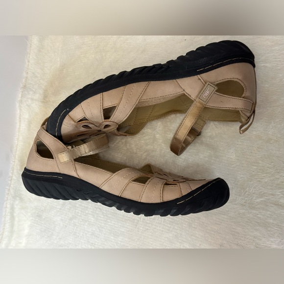 JBU Tan and Black Flats with Floral Cutout Design - Picture 8 of 10